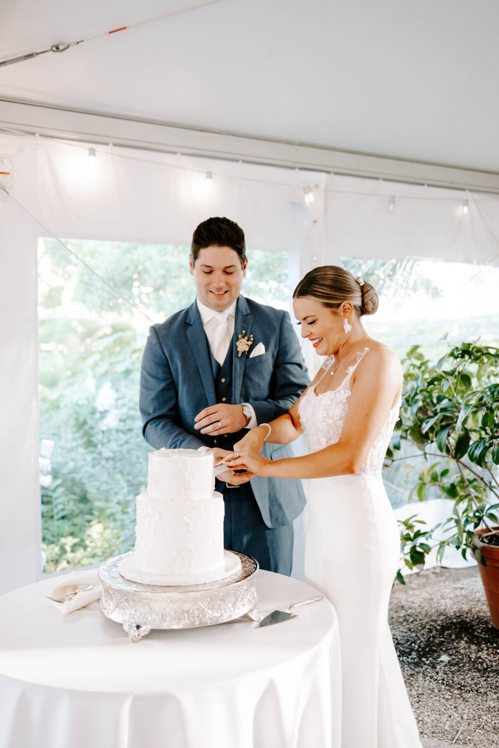 cutting the wedding cake