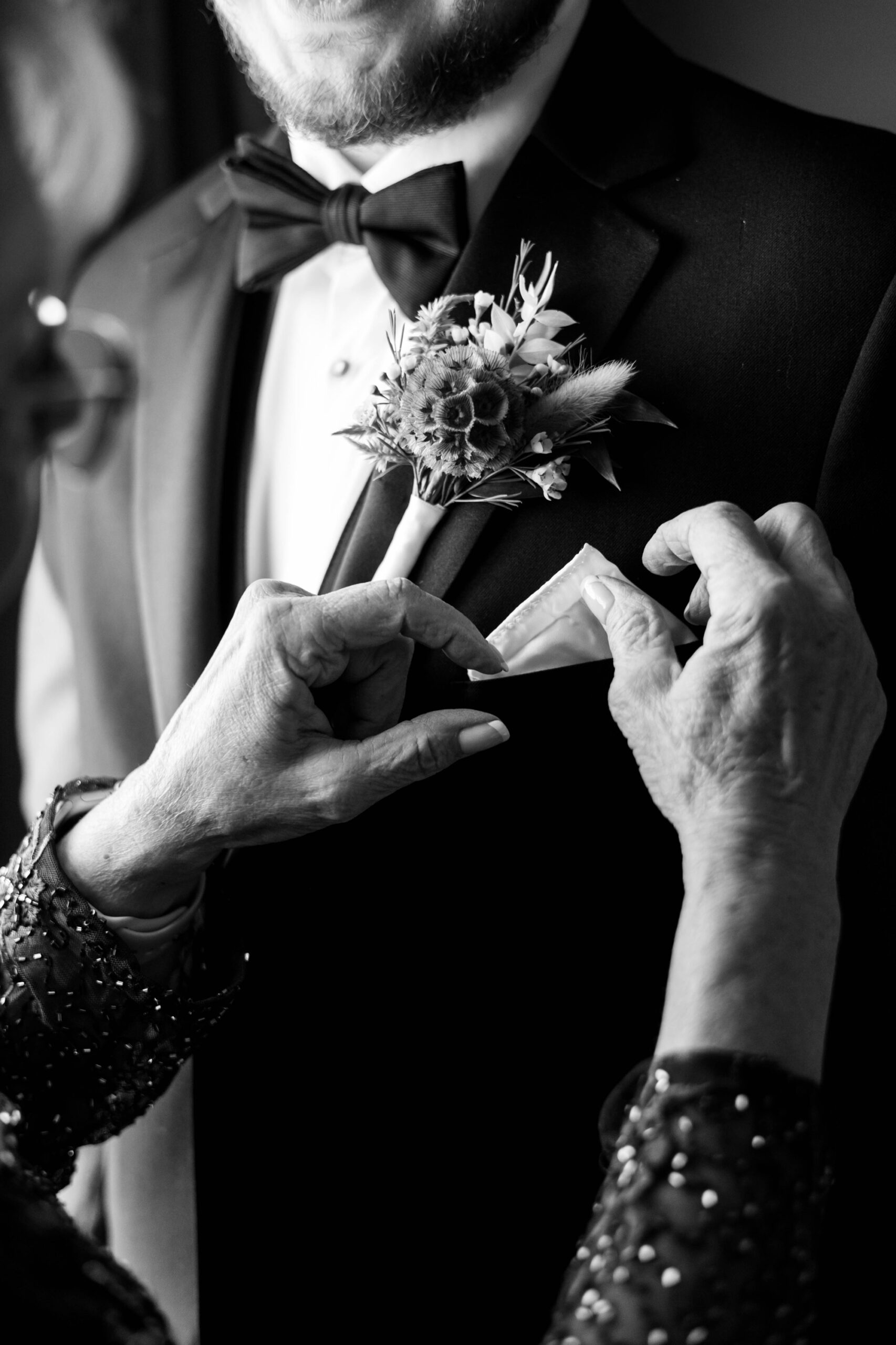 groom getting ready wedding photos