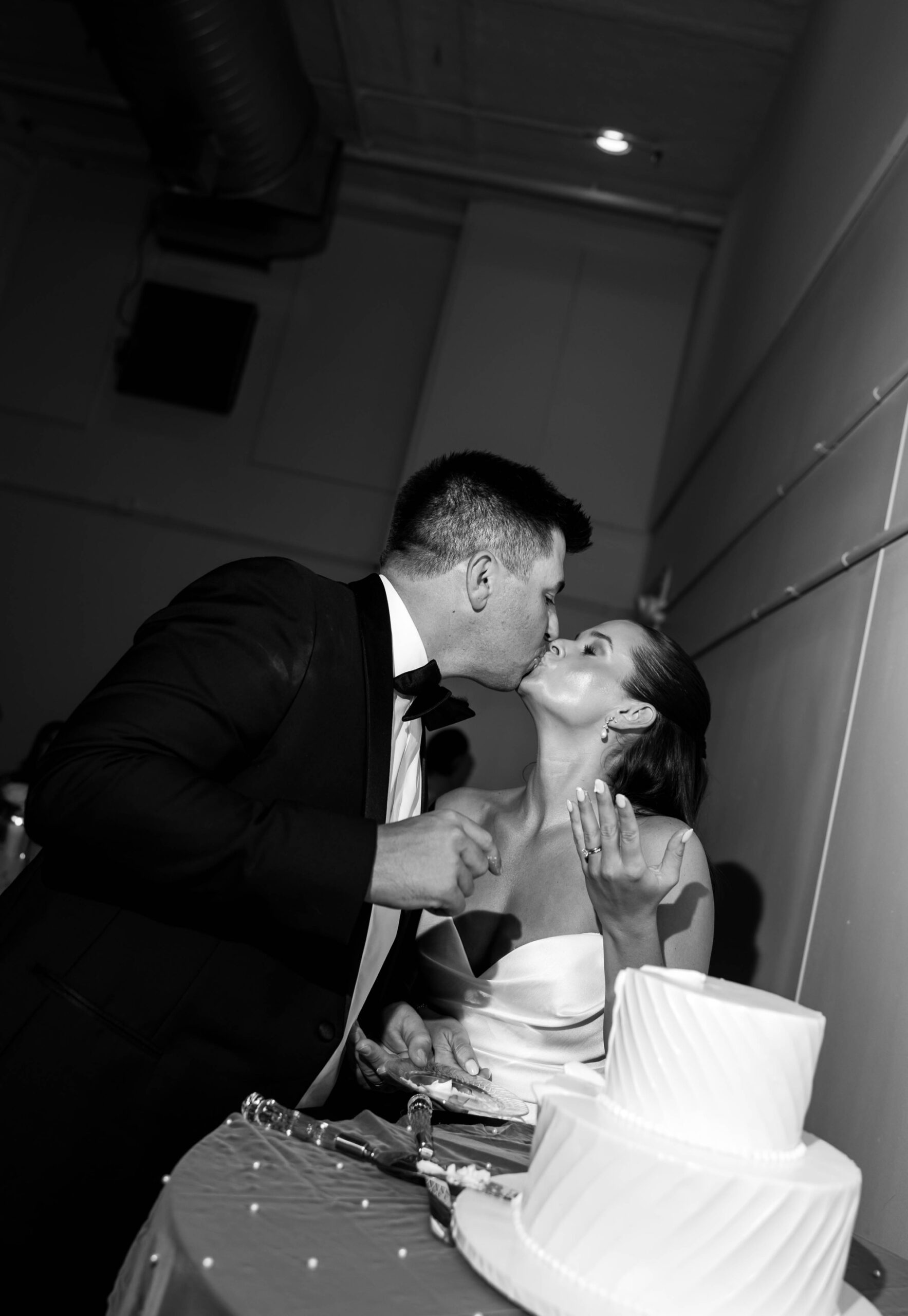 wedding cake cutting photos