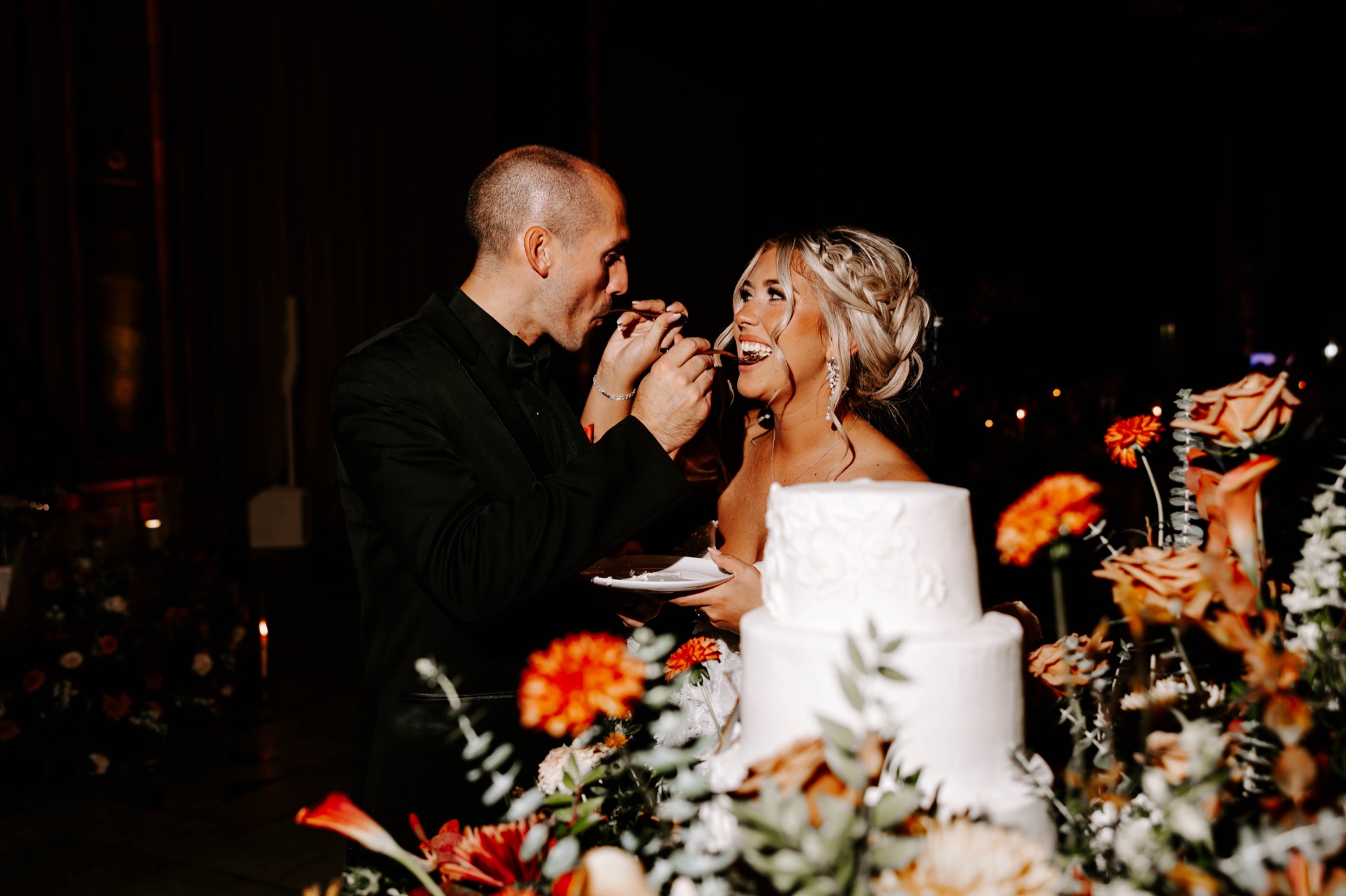 wedding cake cutting photos