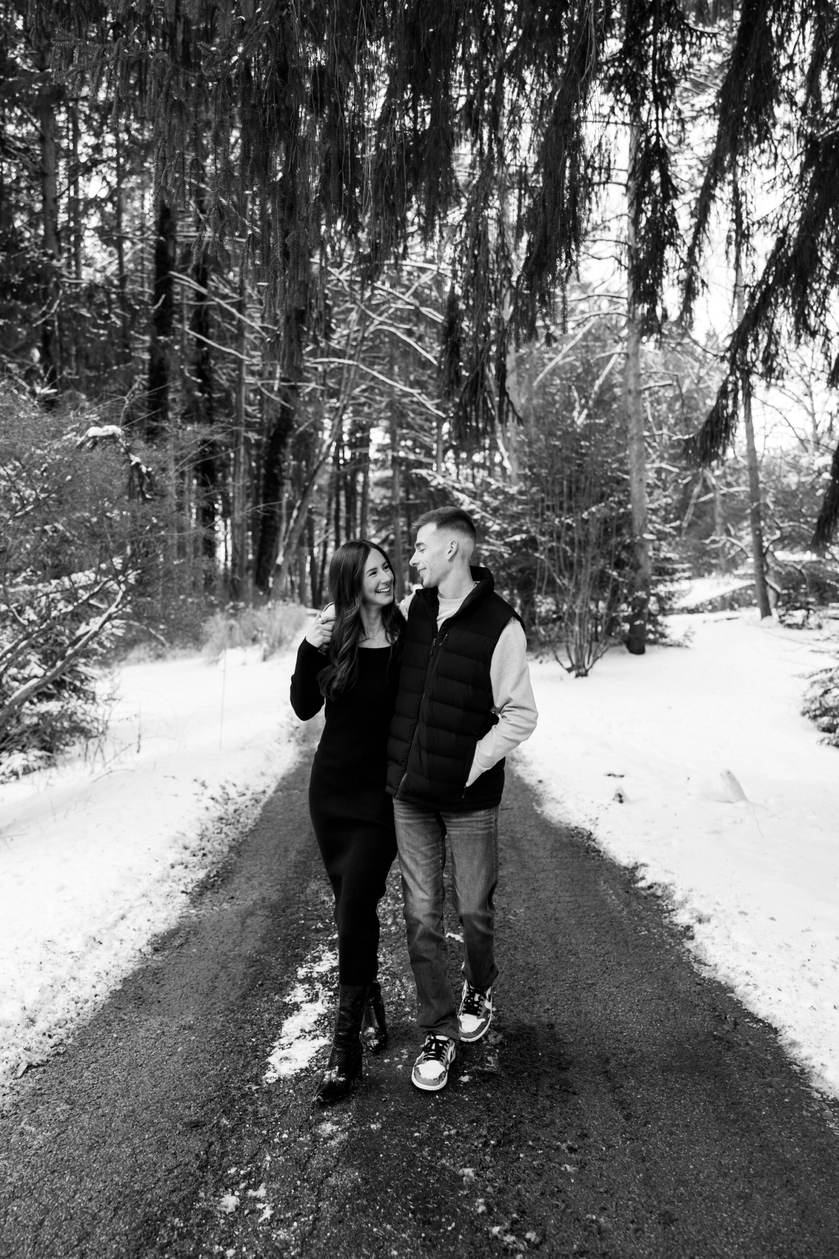 snowy winter engagement photos in Pittsburgh