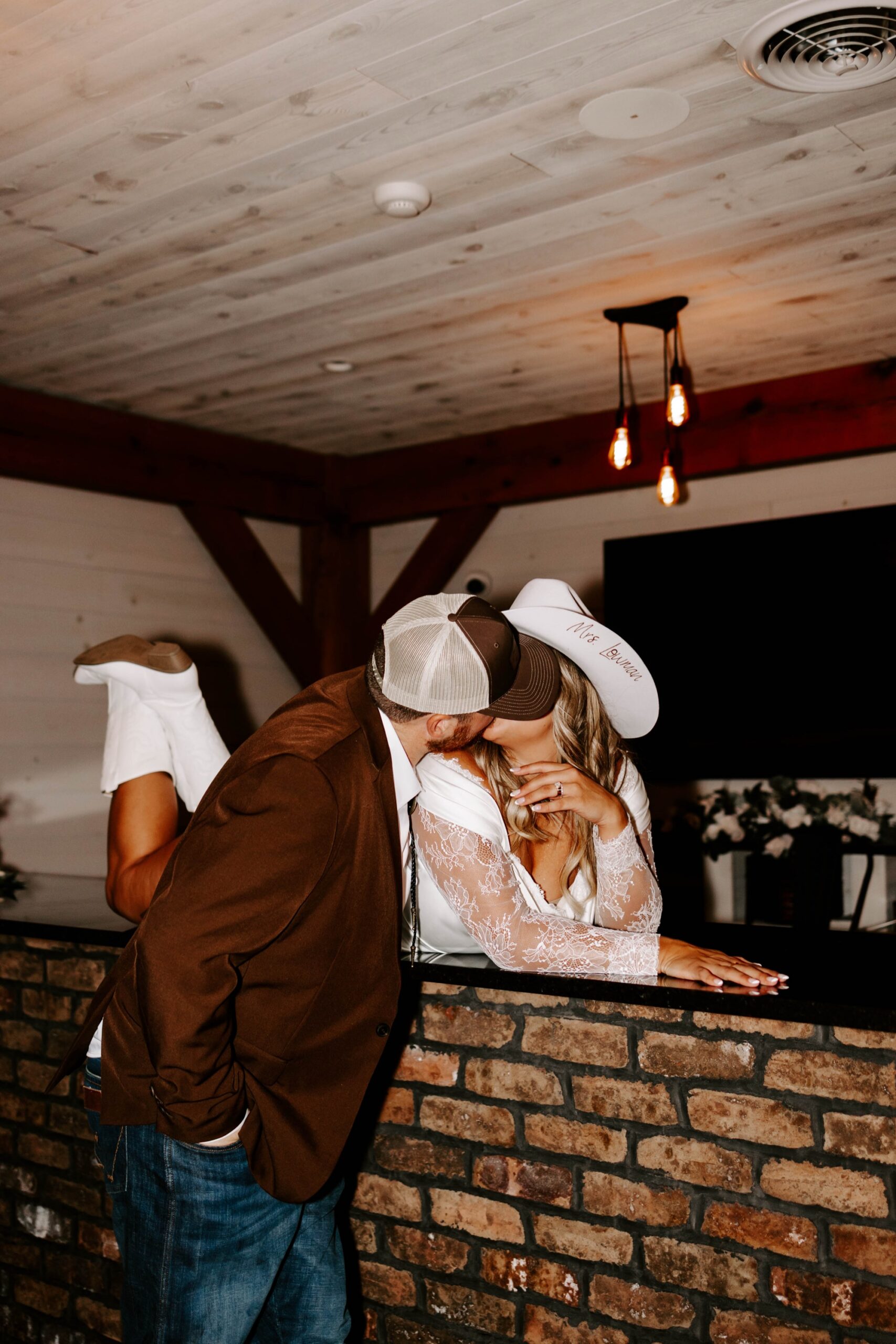 bridal cowgirl hat and boots for western wedding