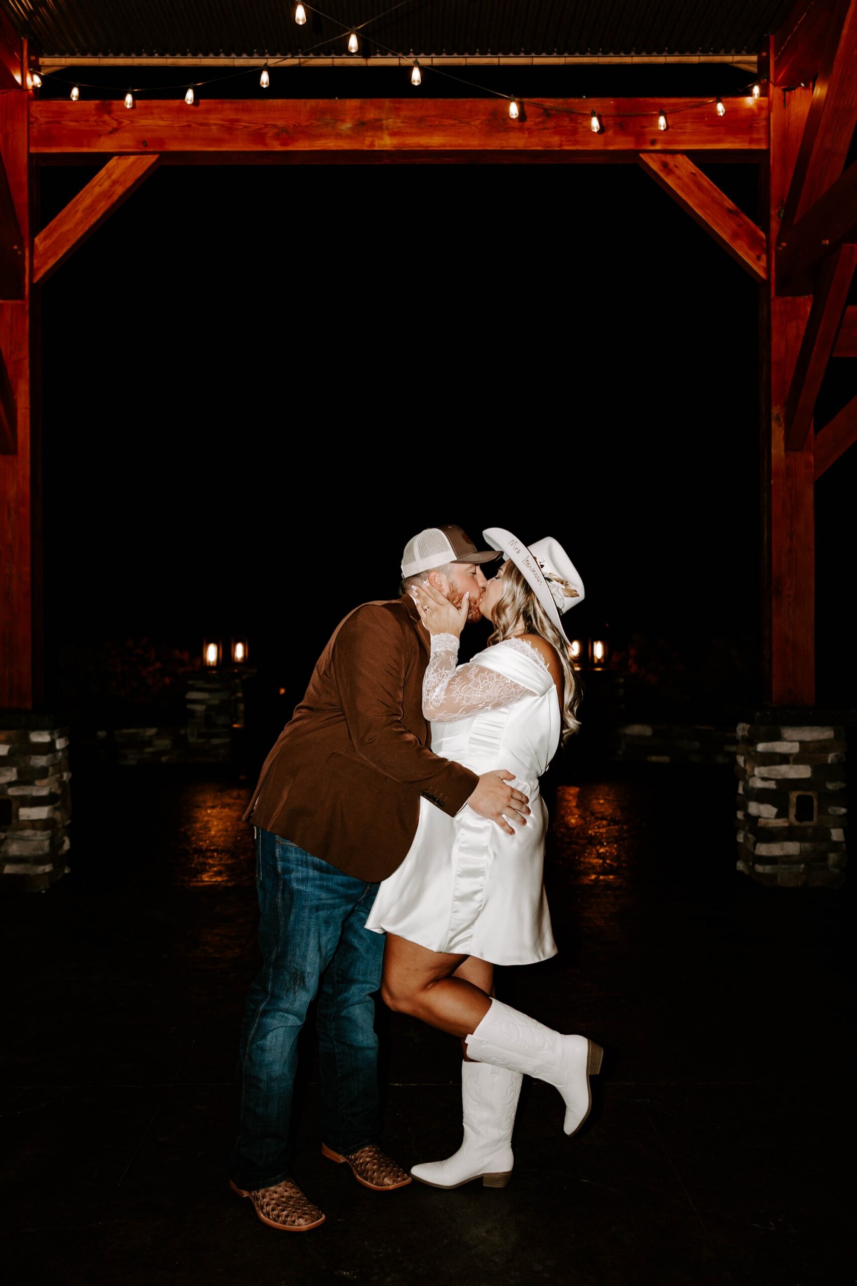 bridal cowgirl hat and boots for western wedding