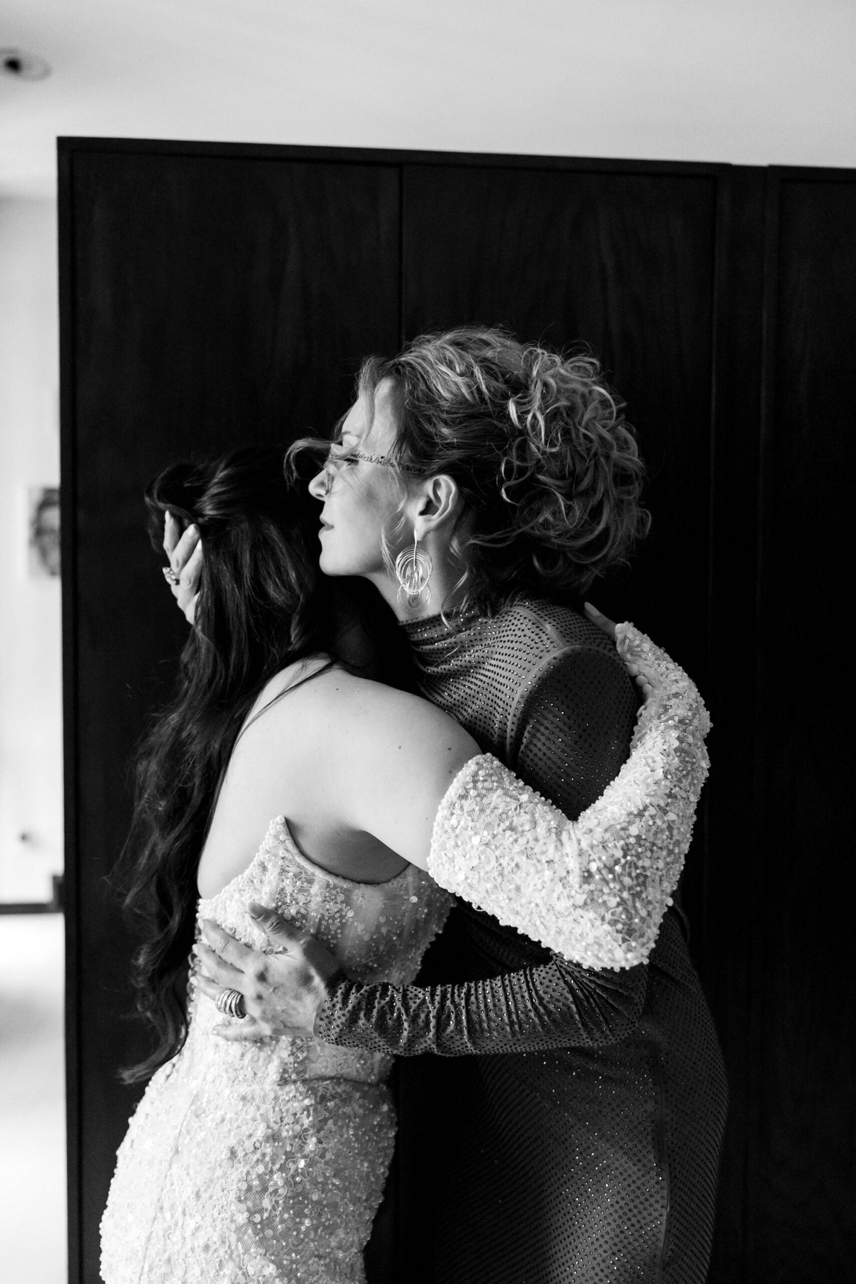 bride getting ready on her wedding day, Pittsburgh wedding photographer