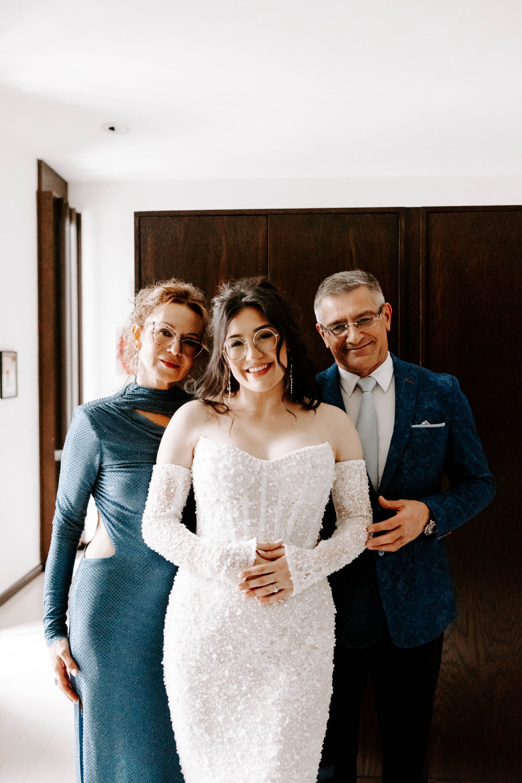 bride getting ready on her wedding day, Pittsburgh wedding photographer